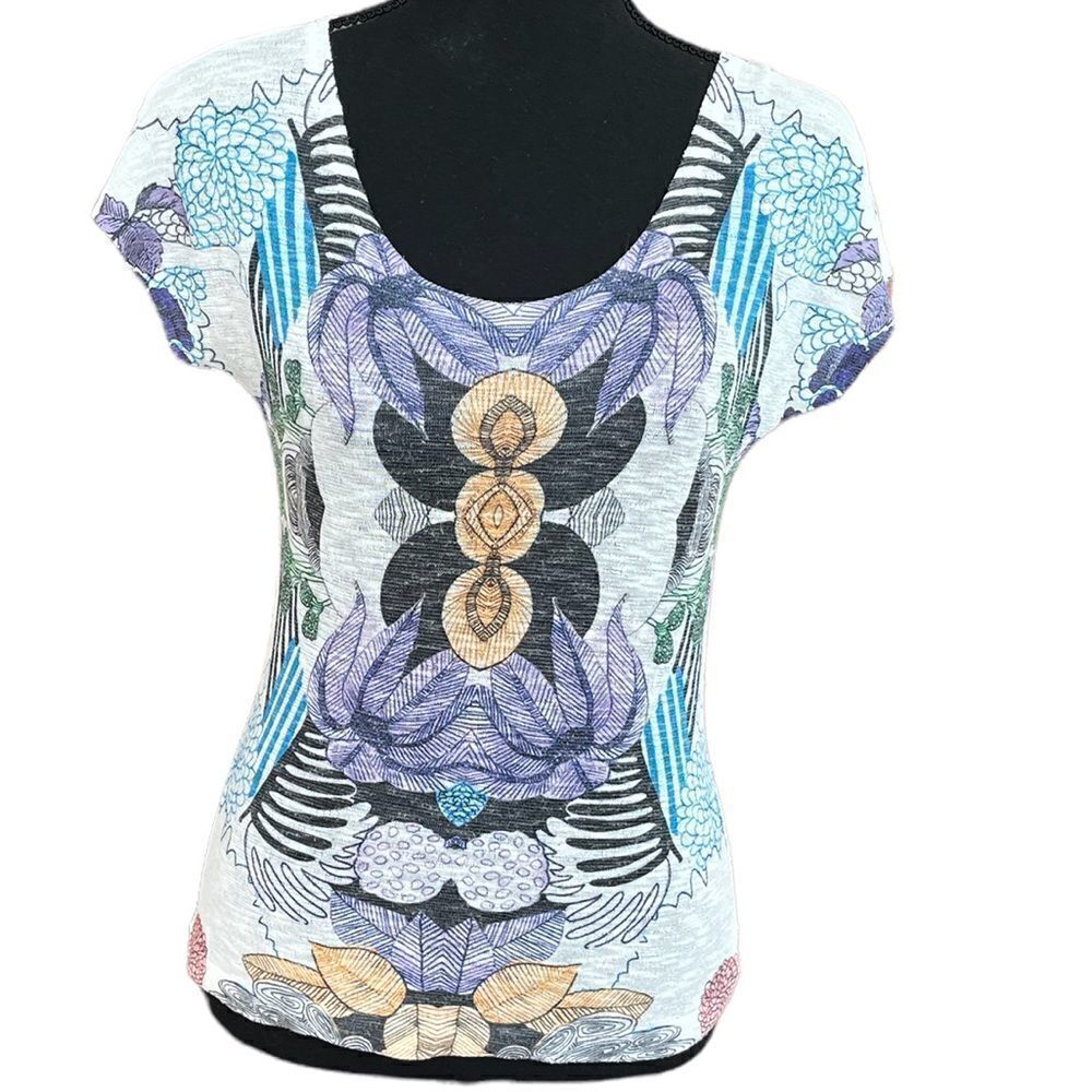Romeo & Juliet Couture scoop neck abstract floral design tee, size S